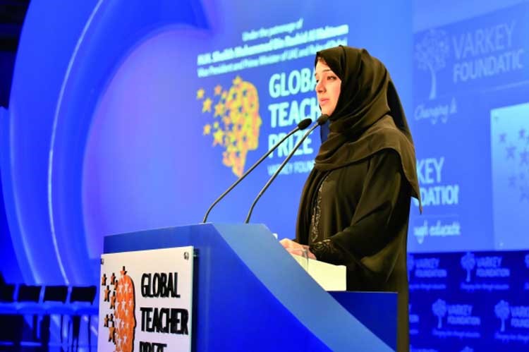 بالفيديو والصور.. حاكم دبي وبيل كلينتون يكرمان افضل معلمة في العالم.. تعرف عليها