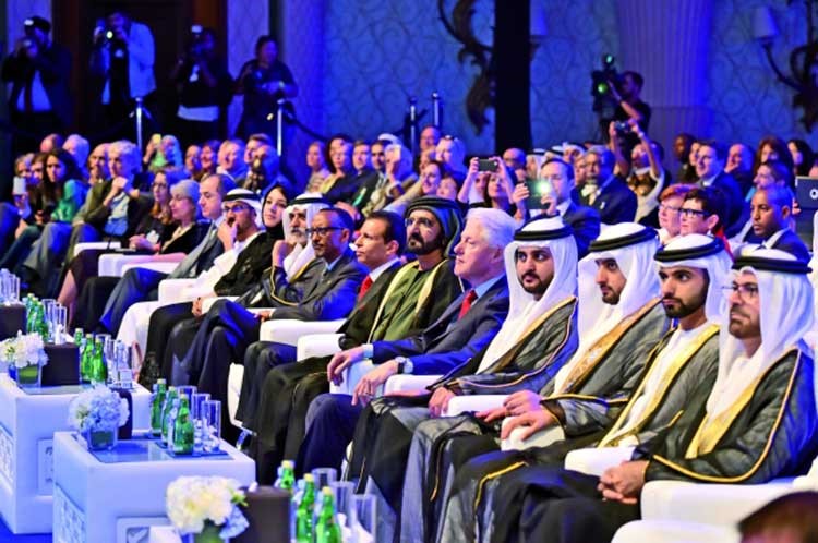 بالفيديو والصور.. حاكم دبي وبيل كلينتون يكرمان افضل معلمة في العالم.. تعرف عليها