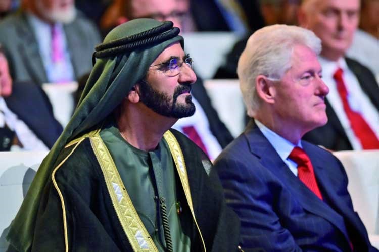 بالفيديو والصور.. حاكم دبي وبيل كلينتون يكرمان افضل معلمة في العالم.. تعرف عليها