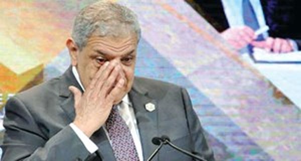 رئيس الوزراء المصري مابراهيم محلب لحظة بكائه تاثرا بنجاح مؤتمر شرم الشيخ امس الاول الاهرام﻿
