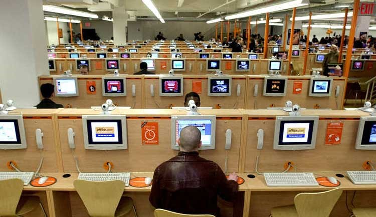 ولكن كن متواجدا على وسائل التواصل الاجتماعي