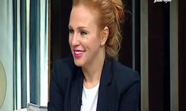 بالفيديو.. اعلامية مصرية تتغزل في شعر شرين رضا