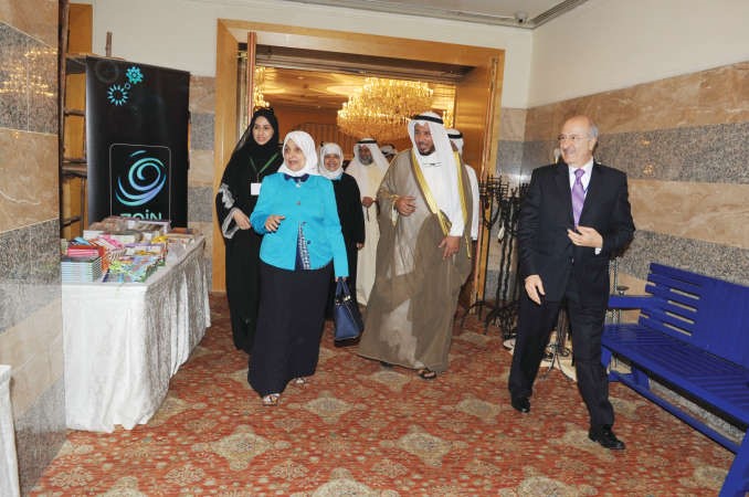 الوزيرة الصبيح ودعبدالله المعتوق خلال جولة في المعرضقاسم باشا﻿
