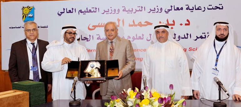 د بدر العيسى يتلقى درعا تذكارية من دفواز العنزيعلى هامش المؤتمر﻿