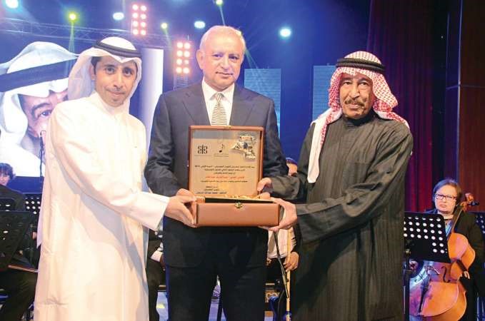 د بدر العيسى ود محمد الديهان اثناءتكريمهما للفنان الكبير عبدالكريم عبدالقادر﻿
