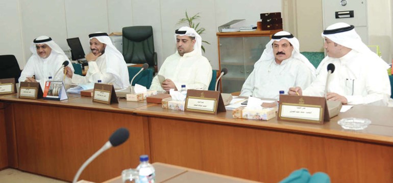 عسكر العنزي وعبدالله المعيوف وراكان النصف وفيصل الدويسان ود خليل عبدالله خلال الاجتماع