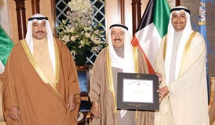 صاحب السمو الامير الشيخ صباح الاحمد مستقبلا الشيخ فهد سعد العبدالله ونجله الشيخ خالد فهد السعد