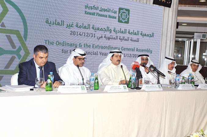 حمد عبدالمحسن المرزوق ملقيا كلمته خلال الجمعية العمومية ويبدو الى يمينه الرئيس التنفيذي مازن الناهضق