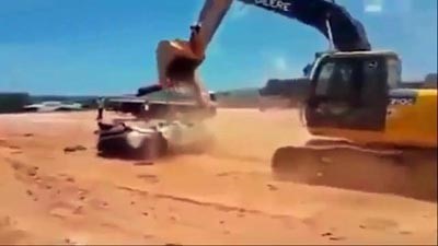 بالفيديو.. عامل يدمر سيارة مستخدمه بـ "حفّار" لتأخيره الرواتب