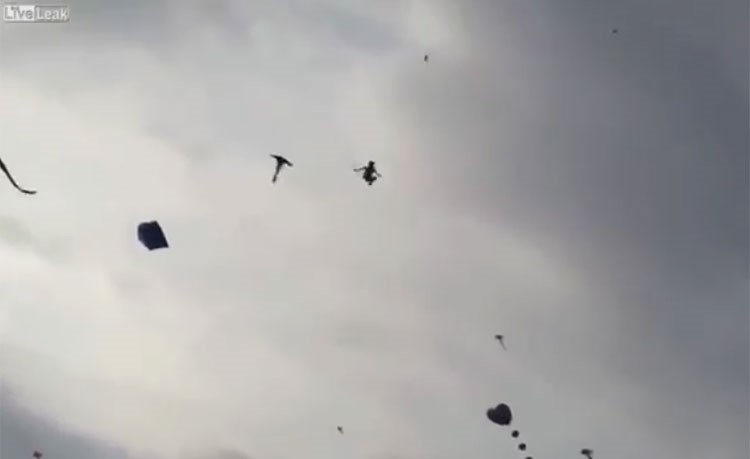 بالفيديو.. طائرة ورقية تطير بطفل ليسقط قتيلاً من ارتفاع 7 طوابق