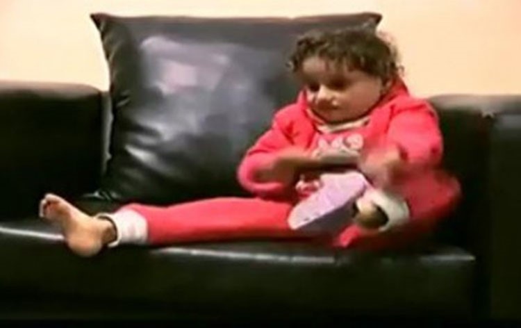 بالفيديو.. طفلة فلسطينية أكلت سبعة من أصابع يديها بأسنانها دون أن تشعر بأي ألم 