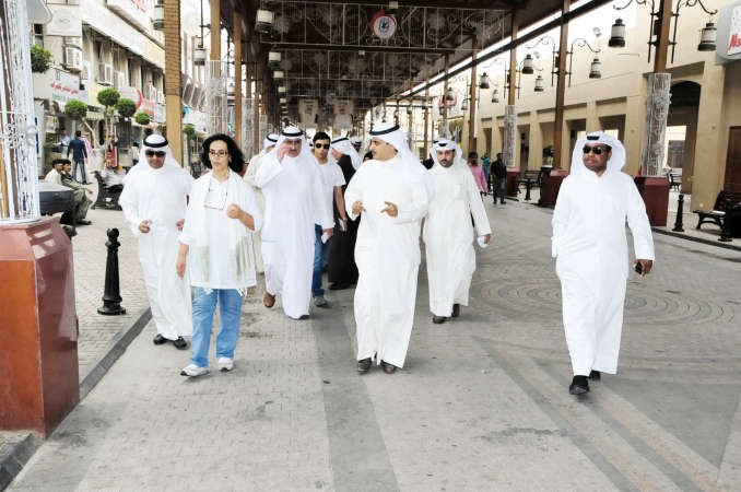 الشيخة امثال الاحمد وماحمد المنفوحي خلال جولة في سوق المباركية﻿