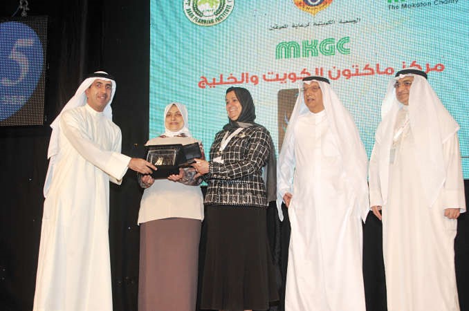 هند الصبيح وسبيكة الجاسر تكرمان احد ممثلي الجهات المشاركة﻿
