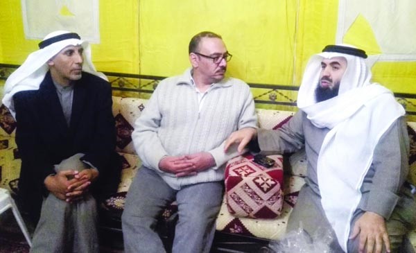الشيخ ناصر العثمان متحدثا الى الزميل اسامة دياب بحضور بوعلي السبيعي