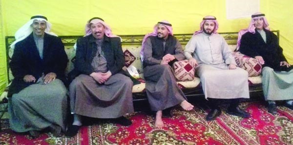 ابو علي مع عدد من رواد مشروع علاج السرطان بحليب الابل ووزرها
