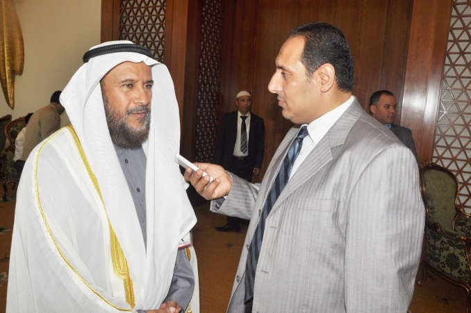 د ابراهيم الصالح متحدثا الى الزميل اسامة ابو السعود احمد علي