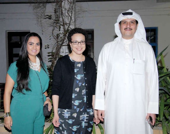 خالد السنعوسي مع ممثلي مركز دراسات الخليج بالجامعة الامريكية 