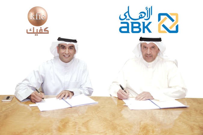عبدالله السميط وطارق البحر يوقعان عقد الشراكة