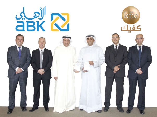 لقطة جماعية لكبار المديرين في البنك الاهلي الكويتي والشركة الكويتية للتمويل والاستثمار اثناء توقيع العقد