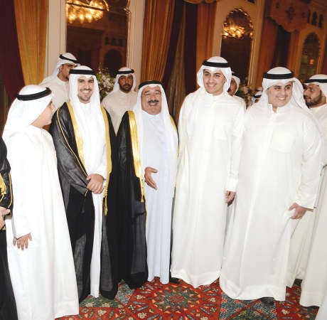 الشيخ ناصر صباح الاحمد مع المعرس وعدد من الحضور﻿