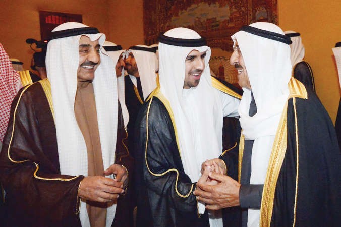 صاحب السمو الامير الشيخ صباح الاحمد مع المعرس الشيخ فهد ناصر صباح الاحمد وجاسم الخرافي﻿