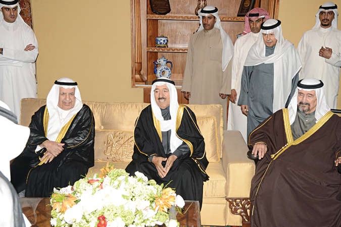 صاحب السمو الامير الشيخ صباح الاحمد متوسطا سمو الشيخ سالم العلي وعلي الغانم﻿