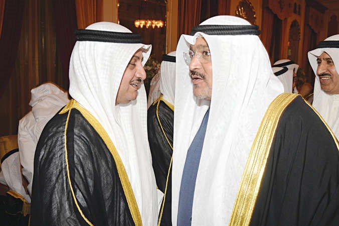 الشيخ فهد السعد يبارك لوالد العروس لؤي الخرافي﻿