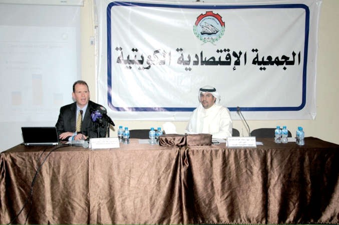 مارك فنلي خلال الندوة﻿