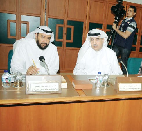 د علي العمير خلال اجتماع لجنة الاولويات