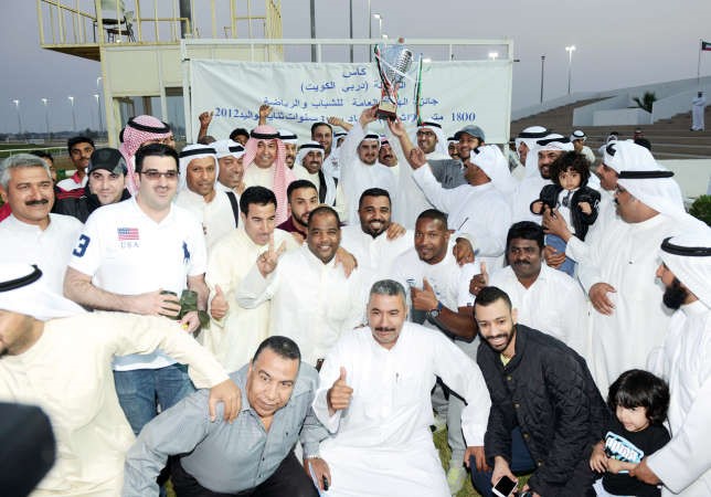 الشيخ ضاري الفهد يقدم الكاس الى ملاك الاسطبل الفائز﻿