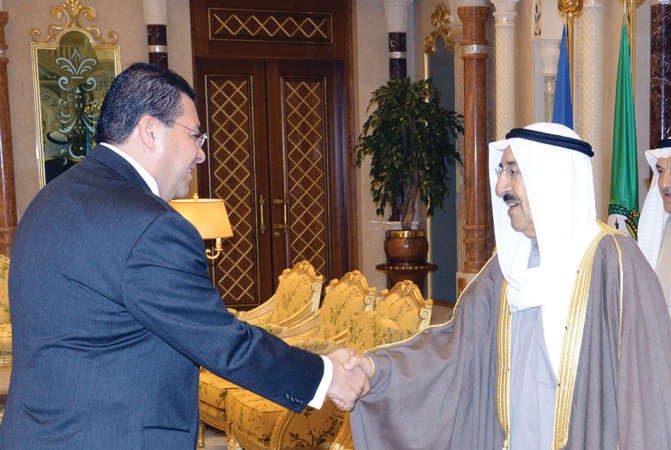 صاحب السمو الامير مصافحا سفير المكسيك ميغيل انخيل ايسيدرو ﻿