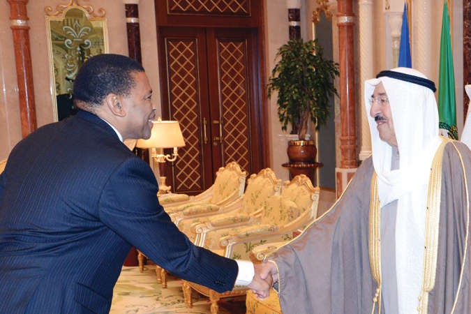 صاحب السمو الامير مصافحا سفير جنوب افريقيا مزوليسا بونا ﻿