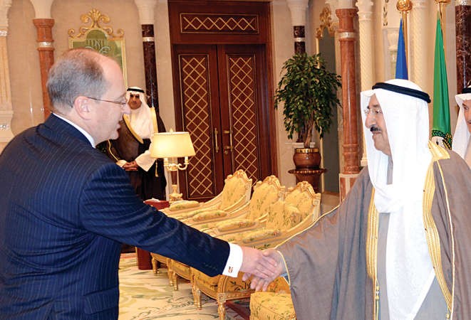  وسموه يصافح سفير نيوزيلندا هاميش كريغ ماكماستر ﻿