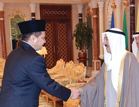 وسموه يصافح سفير اندونيسيا تاتانج بودى اوتام﻿