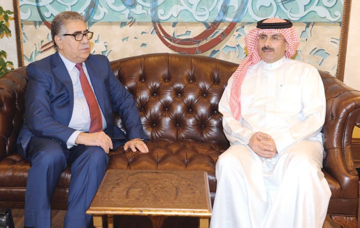 الشيخ مبارك الدعيج مستقبلا المدير الاقليمي لدار الصياد محمد غبريس ﻿