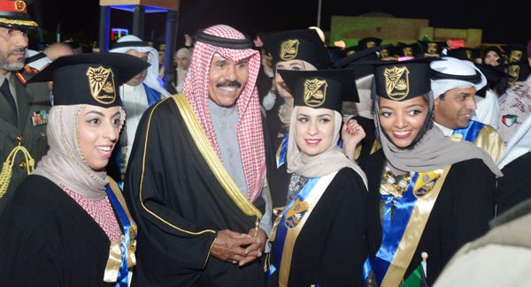 سمو ولى العهد وصورة تذكارية مع بعض الطالبات