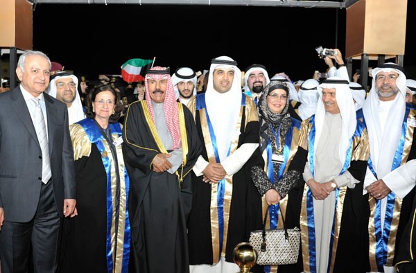 سمو ولي العهد الشيخ نواف الاحمد ود بدر العيسى مع عدد من اعضاء هيئة التدريس بالجامعة