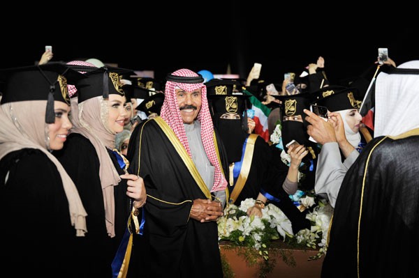 سمو ولي العهد متوسطا عددا من الخريجات