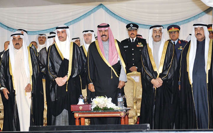 سمو ولي العهد الشيخ نواف الاحمد متوسطا رئيس مجلس الامة مرزوق الغانم وجاسم الخرافي والشيخ فيصل السعود وسمو الشيخ ناصر المحمد