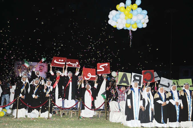 مجموعة من الطلبة الخريجين يحتفلون بطريقتهم