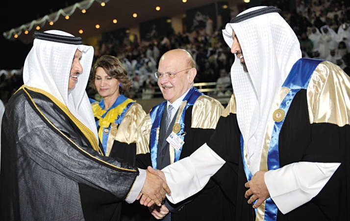 سمو الشيخ جابر المبارك مصافحا اعضاء هيئة التدريس