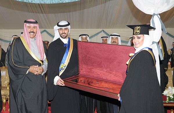 سمو ولي العهد الشيخ نواف الاحمد يتلقى هدية تذكارية من جامعة الكويت