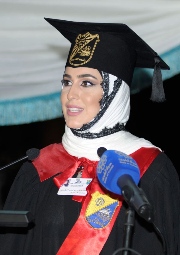 الخريجة دلال المتروك تلقي كلمة الخريجين