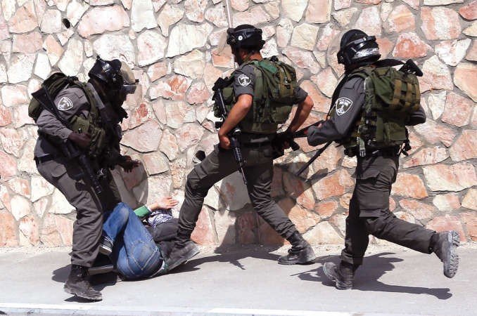 شرطة الاحتلال الاسرائيلي تعتدي على متظاهر فلسطيني قبل اعتقاله خلال تفريق مظاهرة بالتزامن مع الانتخابات البرلمانية	افپ ﻿