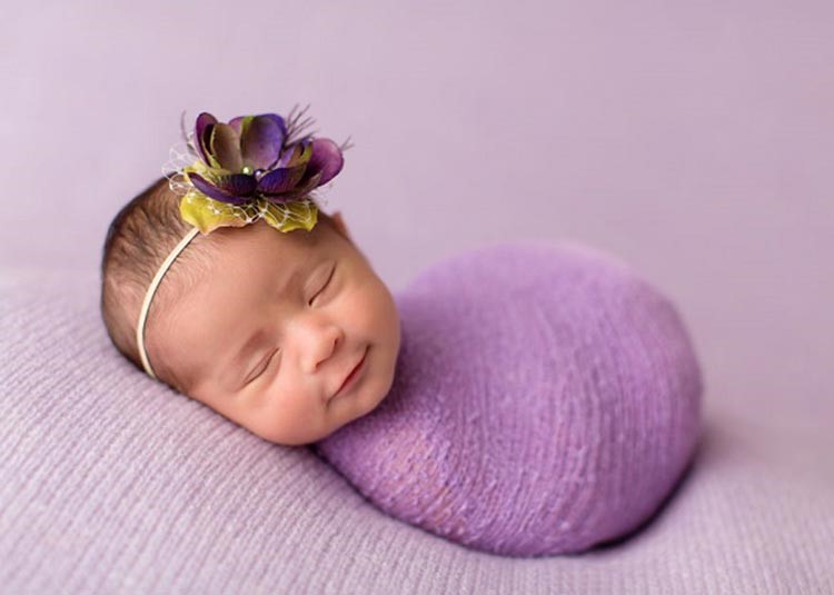 بالصور.. لقطات رائعة لرُضع يبتسمون خلال نومهم