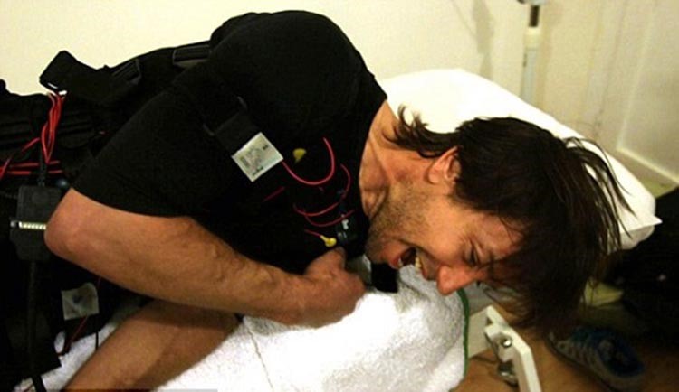 بالفيديو.. 3 رجال يخوضون تجربة الحمل بالشهر الأخير