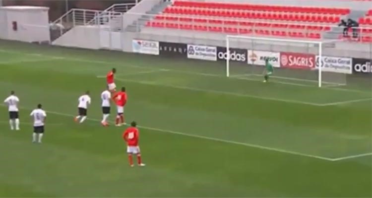 بالفيديو.. لاعب حاول تقليد زيدان والعظماء فصار أضحوكة العالم