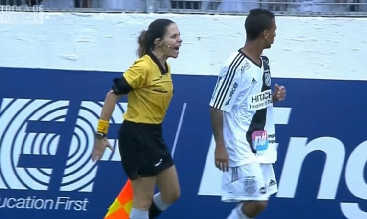 بالفيديو.. مساعدة حكم "متوحشة" واللاعب المحتج يهرب منها متجنباً غضبها