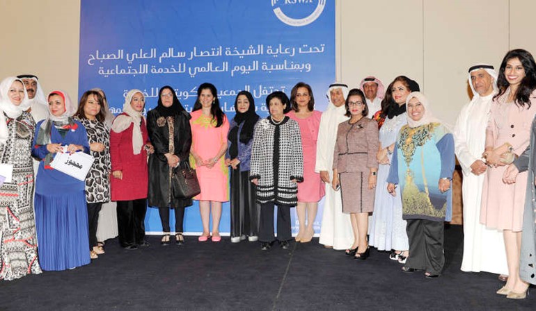 رئيسة مبادرة النوير الايجابية الشيخة انتصار سالم العلي تتوسط المشاركين والمكرمين ﻿