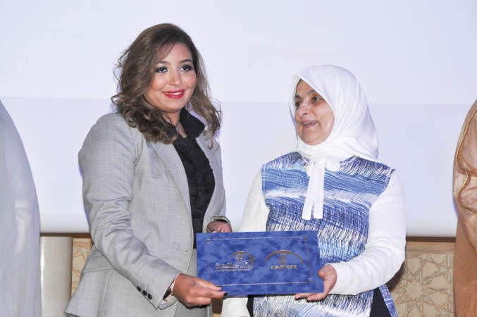 مشاركة تتسلم شهادة تقدير